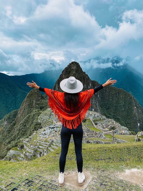 Machu Pichu Photoshoot, Peru Fashion Outfits, Machu Pichu Poses, Peru Instagram Photos, Macchu Picchu Outfit, Peru Outfits Travel, Machu Pichu Outfits Women, Machu Pichu Aesthetic, Huacachina Peru Outfits