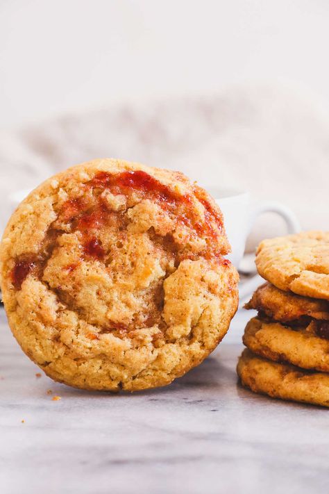 Strawberry Jam Cookies Strawberry Jam Cookies, Dehydrated Strawberries, Crispy Chocolate Chip Cookies, Cookies Light, Strawberry Treats, Pear Jam, Buttery Shortbread Cookies, Jam Cookies, Strawberry Cookies