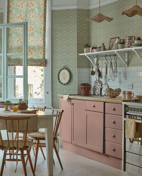 Photo - Google Photos Walker House, Elegant Kitchen Design, William Morris Patterns, Morris Wallpapers, Art And Craft Design, Fabric Textures, Tapestry Fabric, Elegant Kitchens, Wallpaper Direct