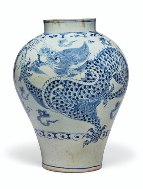 Antique Chinese Porcelain, Ancient Chinese Pottery, Ming Dynasty Pottery, Dragon Pottery, Chinese Dynasty, Joseon Dynasty, Chinese Pottery, Porcelain Pottery, Chinese Ceramics