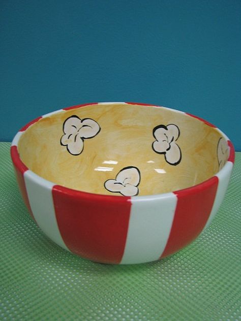 Popcorn Bowl! - Paint this awesome bowl for a movie night. Would love to make these for my popcorn machine! Diy Keramik, Ceramic Cafe, Diy Pottery Painting, Popcorn Bowl, Paint Your Own Pottery, Cerámica Ideas, Pottery Painting Designs, Keramik Design, Pottery Crafts