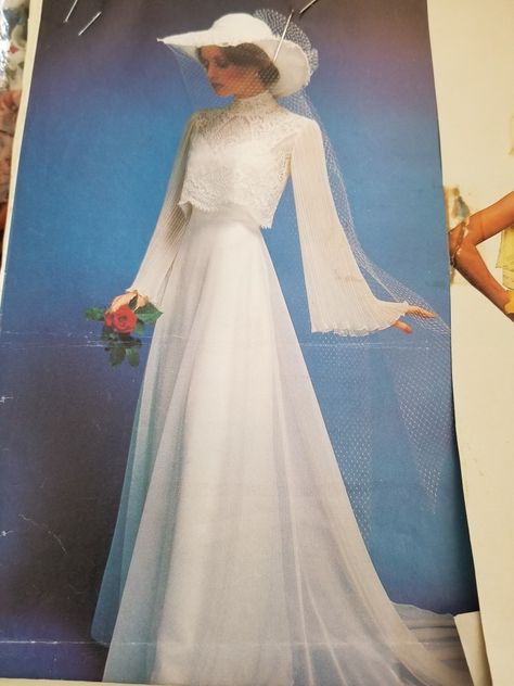 Old Fashioned Wedding Dress, 70s Wedding Dress, Old Fashioned Wedding, Baju Kahwin, Bride Dress Simple, Wedding Dress Patterns, Wedding Dress Guide, A Wedding Dress, Vintage Bride