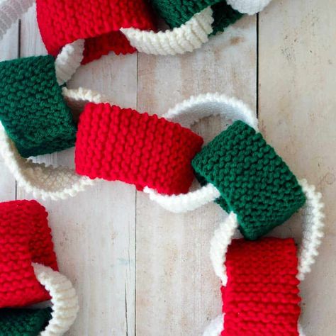 Easy Knitted Christmas Decorations, Knitted Garland Free Pattern, Knit Christmas Garland Pattern, Christmas Garland Knitting Pattern, Knitted Paper Chain, Knitted Christmas Tree Garland, Knit Christmas Tree Garland, Knit Christmas Patterns, Knitted Christmas Decorations Free