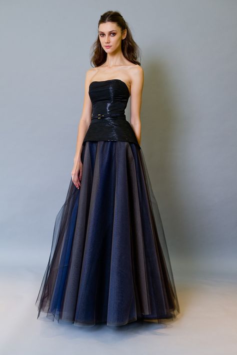 Carolina herrera pre-fall 2012 DYW Nationals??? Carolina Herrera Gown, Carolina Herrera Dresses, Bridesmaid Saree, Elegant Dresses Classy, Ballroom Dress, Western Dresses, Evening Attire, Celebrity Dresses, Carolina Herrera