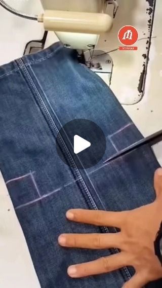 Jeans To Purse Diy, Denim Totes Diy Bag Patterns, Recycle Jeans Bag Tutorial, Make A Purse Diy, Diy Blue Jean Purse, Sewing With Denim, Easy Bag Tutorial, Bags Made From Old Jeans, Diy Sewn Bag