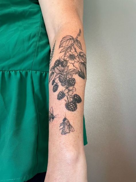 Bees Tattoo, Blackberry Tattoo, Fruit Tattoo, American Traditional Tattoo Ideas, Traditional Tattoo Ideas, Vine Tattoos, Flower Tattoo Sleeve, Pretty Tattoos For Women, Fairy Tattoo