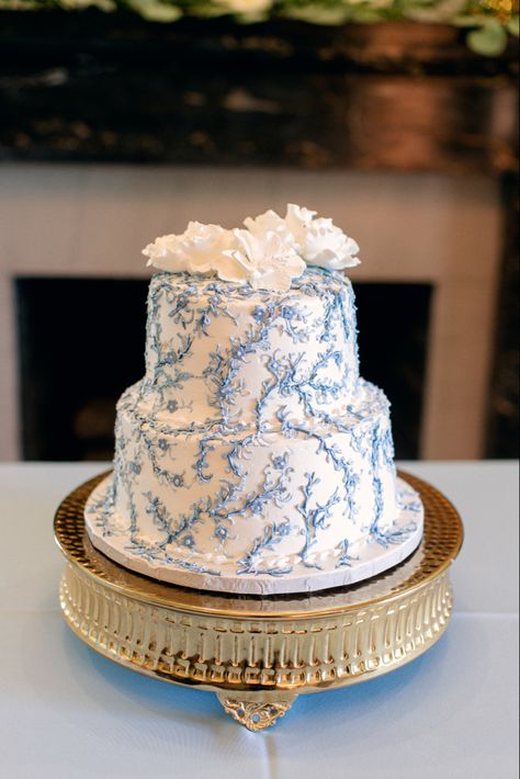 Blue And White Vintage Wedding, Coastal Cake Ideas, Wedgewood Cake, Chinoiserie Birthday Party, French Blue Wedding Cake, Something Blue Cake, Chinoiserie Wedding Cake, Something Blue Bridal Shower Cake, Coastal Cake