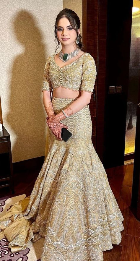 Mermaid Wedding Dress Indian, Indian Wedding Outfits 2023, Fishcut Lehenga Bridal, Weeding Outfits For Girl, Lahnga Design Latest, Fishcut Gown Indian, Fish Cute Gown Indian, Bride Party Outfit, Fish Lehenga