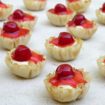 Cherry Cream Cheese Pie, Cream Cheese Bites, Cherry Cream Cheese, Finger Food Desserts, Phyllo Cups, Cheesecake Cups, Cheese Bites, Mini Desserts, Beignets