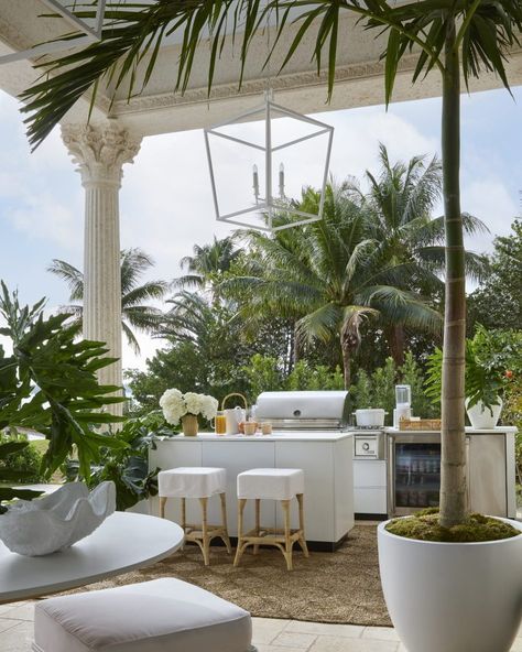 A Final Tour of the Kips Bay Decorator Show House Palm Beach - The Glam Pad Spanish Porch, Dubai Townhouse, Backyard Redesign, Manifest 2024, Kips Bay Showhouse, Bungalow Interiors, Veranda Magazine, Glam Pad, Palm Beach Style