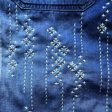 Sashiko On Jeans, Sashiko Tattoo, Sashiko Jacket Denim, Sashiko Embroidery Tutorial, Japanese Stitching Sashiko, Sashiko Embroidery Patterns, Embroidery Inspiration Simple, Sashiko Stitches, Sashiko Mending