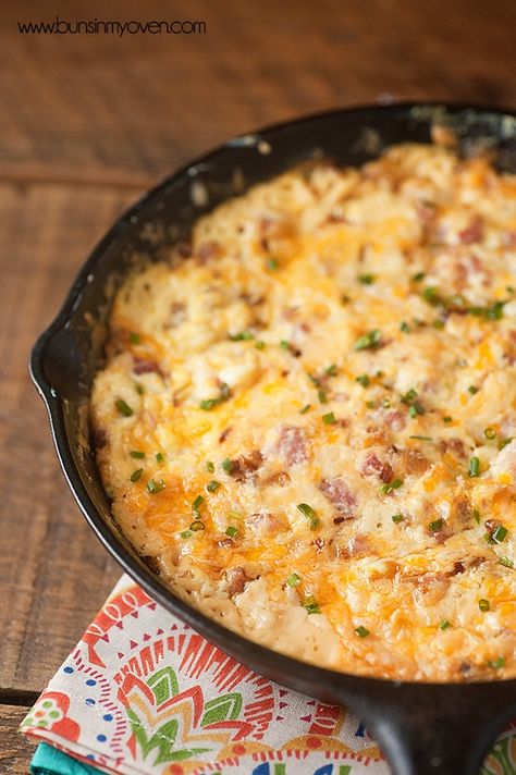 Ham And Cheese Dip, Oven Ham, Ham Dip, Buns In My Oven, Dip Dip, Party Dip Recipes, Cheesy Dip, Leftover Ham Recipes, Cheese Dip Recipes