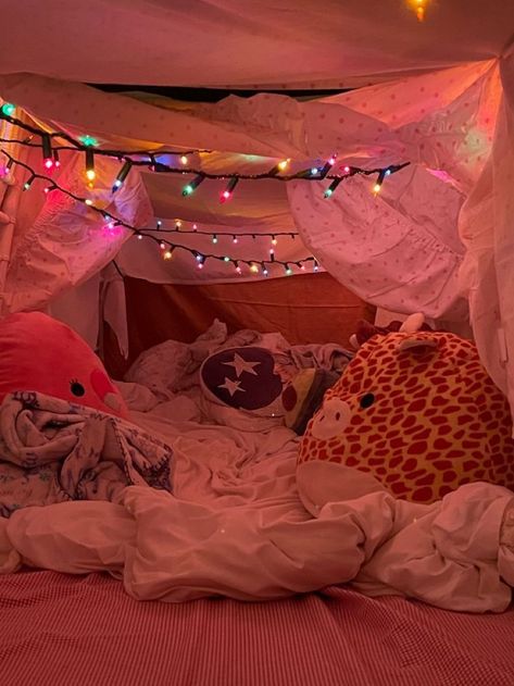 Blanket Fort Sleepover, Fort Blanket Ideas, Fort Ideas Bunk Beds, Floor Fort Ideas, Pillow Fort For Adults, Fort Aesthetic Friends, Giant Pillow Fort, Blanket Nest Fort, Pillow Forts Aesthetic