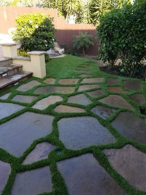 Create a function green patio area Grass Pavers, Grass Installation, Best Artificial Grass, Flagstone Pavers, Artificial Grass Installation, Pavers Backyard, Walkway Landscaping, Garden Floor, Flagstone Patio