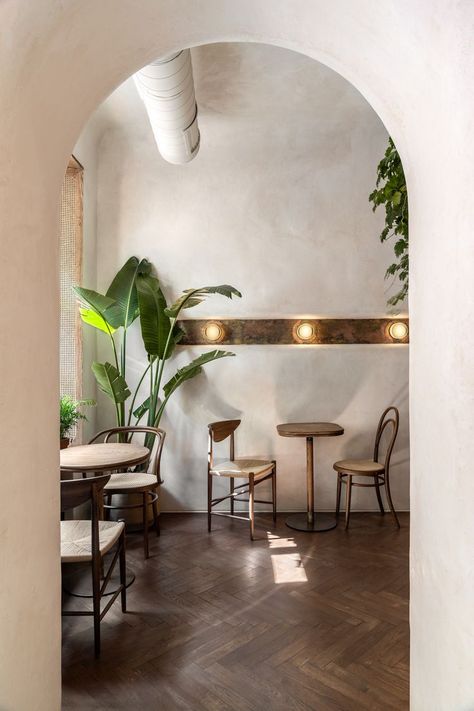 Arched Wall Niche, Minimal Cafe, Cosy Cafe, Architecture Restaurant, Wall Niche, 카페 인테리어 디자인, Bentwood Chairs, Cafe Interior Design, Plaster Walls