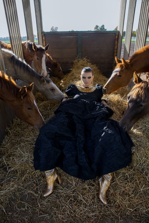 Horse Editorial, Western Photoshoot, Wild Fashion, Horse Fashion, Model Lifestyle, Fashion Photography Inspiration, Elegant Styles, Outdoor Fashion, Horse Photos