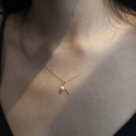 🐣. Offer Xtras! Minimalist and Elegant Shell Pearl Pendant Necklace - 37” Layering Necklace - Long Pearl Necklace for Women - Beautiful Mother's Day Gift for $14.85 #MothersDayGift #PearlDropNecklace #MinimalistNecklace #PearlHopeNecklace #PendantNecklace #ShellPearlNecklace #PearlPendant #18kGoldPlated #LongPearlNecklace #PearlNecklace Single Pearl Necklace Gold, Pearl Lariat Necklace, Pearl Lariat, Single Pearl Necklace, Pendant Choker Necklace, Pearl Drop Necklace, Hope Necklace, Silver Necklace Set, Long Pearl Necklaces