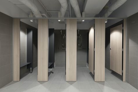 Locker Room Shower, محطة وقود, Public Shower, Toilet Cubicle, Gym Showers, Toilette Design, Commercial Toilet, Gym Design Interior, Washroom Accessories