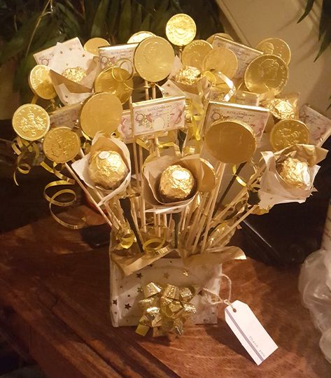 Chocolate Centerpieces, Chocolate Money, Diy Holiday Gift Wrapping, Flowers And Chocolate, Ferrero Rocher Chocolate, Coin Crafts, Dagobert Duck, Chocolate Flowers Bouquet, Rocher Chocolate