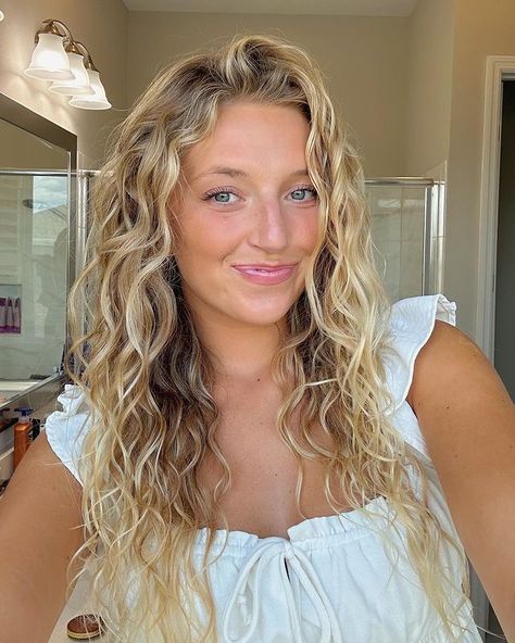 Bright Blonde Naturally Curly Hair, Highlights For Blonde Curly Hair, Long Blonde Hair Perm, Blonde Naturally Wavy Hair, Perm On Blonde Hair, Highlights On Blonde Curly Hair, Natural Curly Hair With Blonde Highlights, Blonde Balayage Wavy Hair Natural, Curly Blonde Hair With Highlights