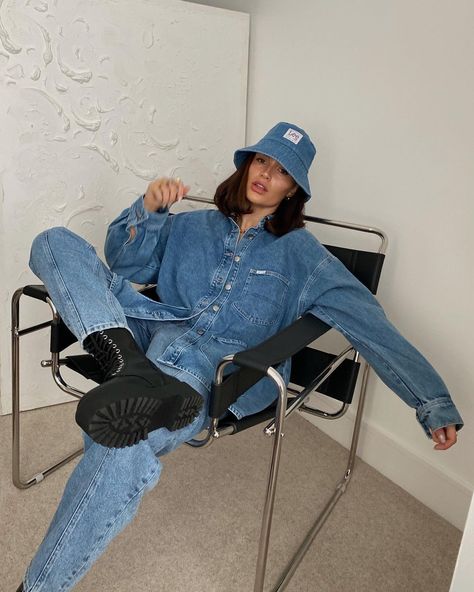 Bucket Hat Outfit Street Styles, Denim Bucket Hat Outfit, Band Tee Outfits, Bucket Hat Outfit, Oversize Outfit, Streetwear Outfit Ideas, Denim Bucket Hat, Jeans Street Style, Hat Outfit