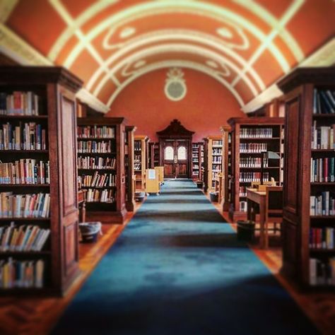 Emmanuel College Library by @mariliareismartins (Instagram), MPhil Development Studies. Emmanuel College Cambridge, Shifting Wallpaper, Small Home Theatre, Emmanuel College, Cambridge College, Cambridge Library, College Library, Academic Validation, Vision Board Manifestation