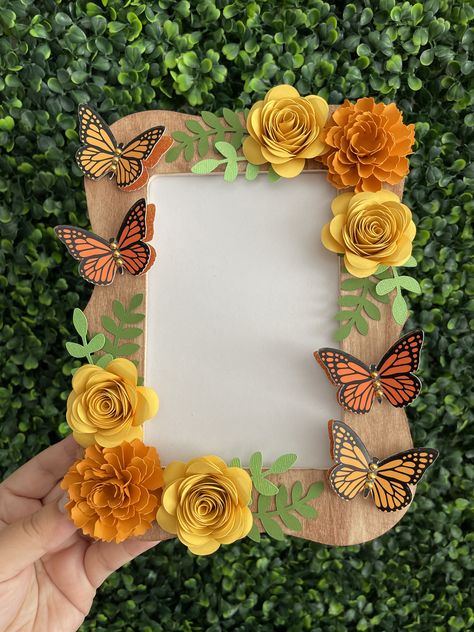 This beautiful photo frame is decorated with handcrafted paper flowers and butterflies it is a great addition to your Dia de los muertos altar. Purchase it on my etsy store or message me on instagram to place an order. Instagram: www.instagram.com/marleeney/ www.etsy.com/shop/marleeneyscreations Memorial Art Projects, Ofrenda Picture Frames, Dia De Los Muertos Decorations Ideas Altars, Ofrenda Ideas, Ofrenda Altar, Creative Photo Frames, Dia De Los Muertos Decorations Ideas, Frames Diy Crafts, Photo Frame Crafts