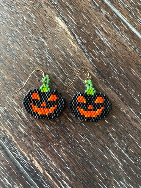 Seed Bead Halloween Earrings, Beaded Halloween Jewelry, Seed Bead Earring Tutorial, Seed Bead Halloween, Halloween Beadwork, Beaded Pumpkin Earrings, Beaded Halloween Earrings, Halloween Beaded Earrings, Halloween Earrings Beaded