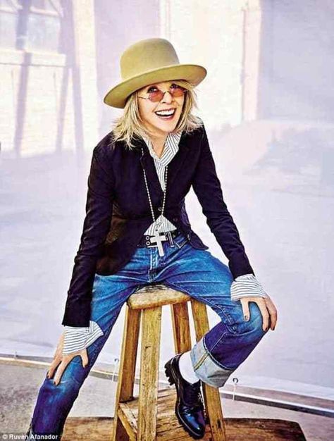 Diane Keaton-Ageless Style Diane Keaton Style 70s, Diana Keaton, Dianne Keaton, Style Icons Women, Cindy Hattersley, Bedroom Scene, Palazzo Trousers, Diane Keaton, Hollywood Actress