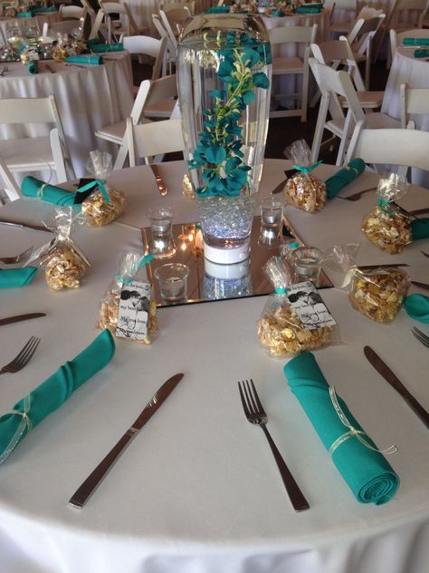 The perfect teal table settings ❤️ Teal And Gold Party Ideas, Teal And Gold Table Setting, Teal And Gold Centerpieces, Teal And Gold Quinceanera Theme, Teal And Gold Party, Teal Table Decorations, Teal Table Setting, Teal Table Decor, Teal Wedding Centerpieces