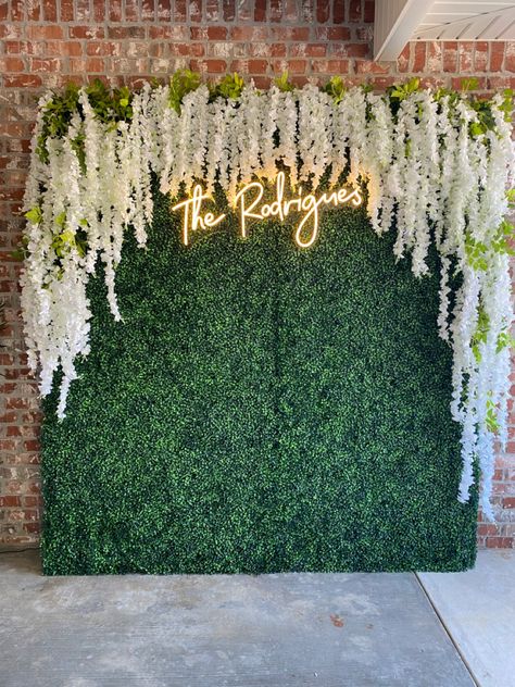 Party Decor With Flowers, Grass Wall Backdrop For Wedding, Fake Grass Wedding Backdrop, Diy Green Photo Backdrop, Ivy Wall Wedding Backdrop, Grass Wall Photoshoot Ideas, Greenery And Flower Wall, Greenery Wall In Home, Green Backdrop For Wedding