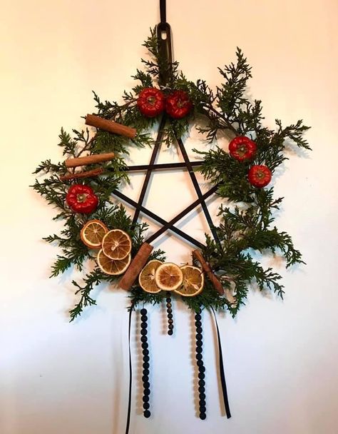 Pagan Gifts Diy, Witchy Christmas Wreath, Pentagram Wreath Diy, Yule Wedding Ideas, Yule Wreath Pagan, Christmas Witch Aesthetic, Witch Christmas Tree, Saturnalia Decorations, Yule Christmas Tree