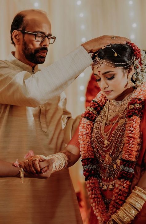 These Gorgeous Brides Of Kerala Look Nothing Less Than Perfection To Us! Kerala Wedding Reception, Kerala Wedding Reception Dress, South Indian Bride Look, Indian Bride Look, Kerala Hindu Bride, Haldi Saree, Wedding Photography Bridal Party, South Indian Bridal Jewellery, Kerala Bride