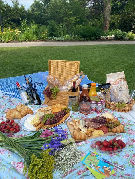 Cottagecore Picnic, Picnic Date Food, Picnic Inspiration, Idee Pasto, Picnic Birthday, Picnic Date, Läcker Mat, Perfect Picnic, Picnic Time