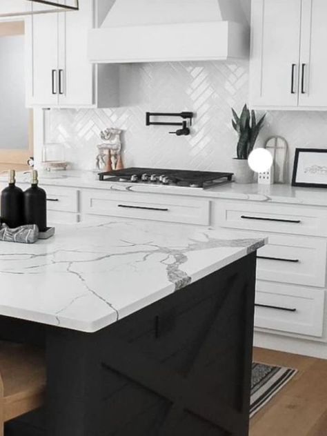 Rosy tips Modern Farmhouse Kitchen Counters, Black Accented Kitchen, White And Black Kitchen Backsplash Ideas, Mug Room Ideas, Kitchen Ideas Black Accents, Calacatta Plata Quartz Kitchen, Por Filler Kitchen, White With Black Accents Kitchen, Granite As Backsplash