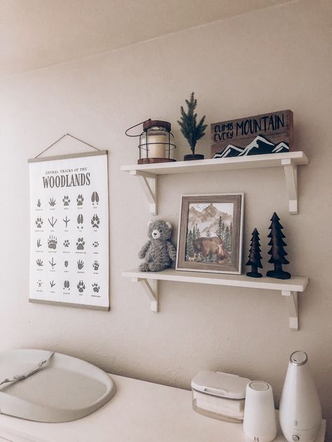 Woodland Nursery Shelf Decor, Woodland Nursery Wall Decor, Woodland Theme Nursery Boy, Woodlands Nursery Boy, Baby Boy Bear Nursery, Nursery Shelving Ideas, Boys Woodland Nursery, Nursery Wall Decor Ideas, Boho Woodland Nursery