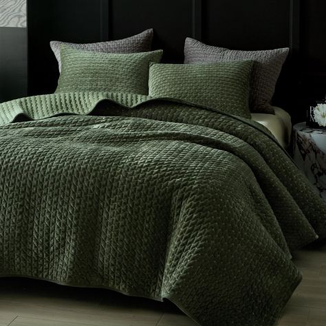 PRICES MAY VARY. 【Premium Material】The WARMDERN Dark Green qulit, which is made of high-qualitied velvet, is super soft, skin-friendly, breathable and comforterable. Velvet fabric provides better warmth and luxurious touch feeling without being too heavy, allowing you to sleep well overnight 【All Season Use】This lightweight quilt is suitable for all seasons. Adopting breathable and skin-friendly material, the quilt can be used alone in cooling day. In addition, it can also layered with a comfort Green Velvet Quilt, Grey Green Bedding, Hunter Green Bedding, Dark Green Bedspread, Green Quilt Bedding, Dark Academia Bed, Coverlet Bedding Ideas, Dark Green Bedding, Charcoal Grey Bedrooms