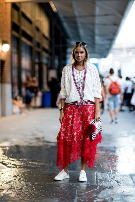 New York Fashion Week Street Style, Plunge Dress, Spring Street Style, Cool Street Fashion, Fashion Week Street Style, Fancy Outfits, Street Style Looks, Beautiful Fashion, New York Fashion Week