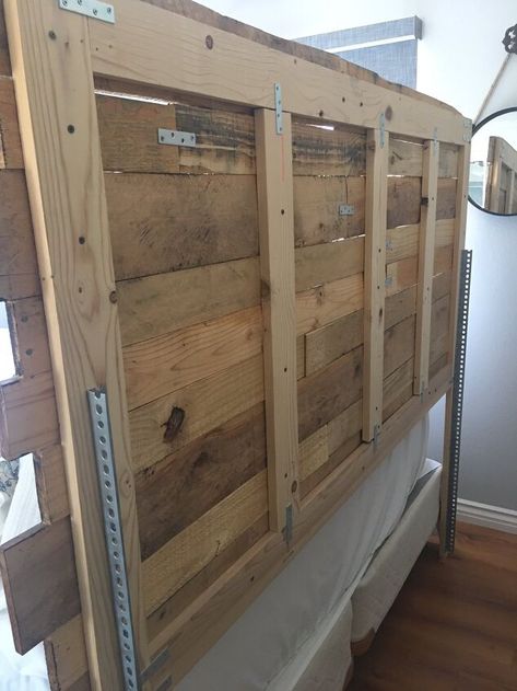 Pallet Wood Headboard Diy, Diy King Size Headboard, Diy Pallet Headboard, Pallet Bed Headboard, Cal King Bed, Pallet Wood Headboard, Diy Headboard Ideas, Pallet Headboard Diy, Diy Wood Headboard