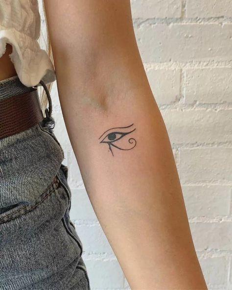 Eye Of Ra Tattoo, Tato Mata, Simbols Tattoo, Eye Of Horus Tattoo, Nefertiti Tattoo, Horus Tattoo, Hirsch Tattoo, Tattoo Eye, Tato Minimal