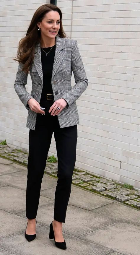 Kate Middleton Style Outfits, Looks Kate Middleton, Stylish Winter Coats, Workwear Chic, Kate Middleton Outfits, Lawyer Outfit, Middleton Style, Kate Middleton Style, Elegante Casual