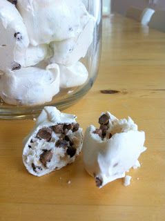 Mirangue Cookies, Forgotten Cookies Recipe, Easy Meringue Cookies, Fat Free Desserts, Chocolate Chip Meringue Cookies, Easy Meringues, Forgotten Cookies, Easter Cookie Recipes, Meringue Cookie Recipe