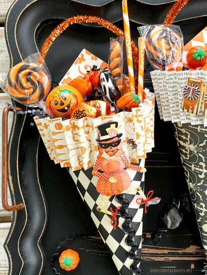 Halloween Diy Treats, Treat Cones, Diy Halloween Treats, Halloween Paper Crafts, Diy Treats, Halloween Scrapbook, Halloween Party Favors, Halloween Treat, Halloween Table