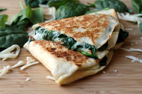 Spinach Quesadilla, Hippie Kitchen, Cheese Quesadilla Recipe, Lunch Quick, Ww Snacks, Super Easy Breakfast, Chicken Quesadilla Recipe, Quesadilla Recipes, Creamy Spinach