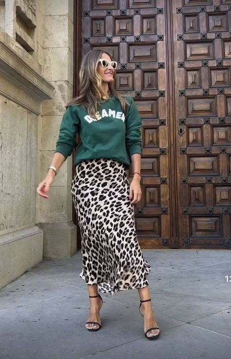 Dress Like An Artist Outfits, Leopard Skirt Street Style, Midaxi Skirt Outfits, Leopard Print Skirt Outfit Fall, Printed Skirts Outfit, Green And Leopard Outfit, Leopard Print Outfits 2024, Animal Print Skirt Outfit, Leopard Print Skirt Outfit