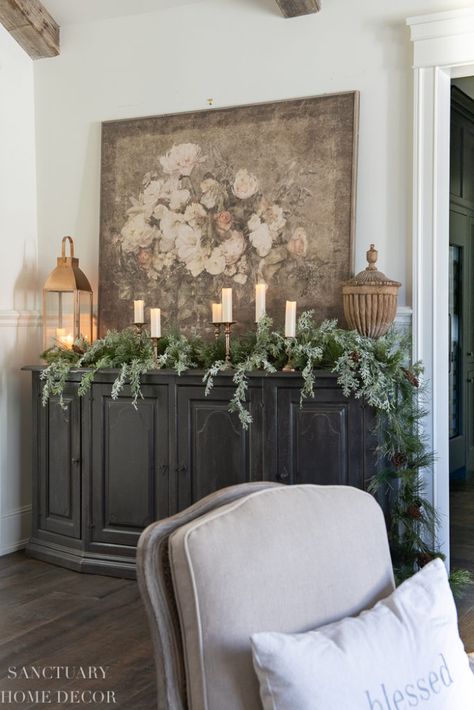 Deco Nouvel An, Christmas Vignette, A Simple Christmas, French Country Christmas, Christmas Vignettes, Dining Room Sideboard, Christmas Decor Inspiration, Christmas Interiors, Christmas Inspo