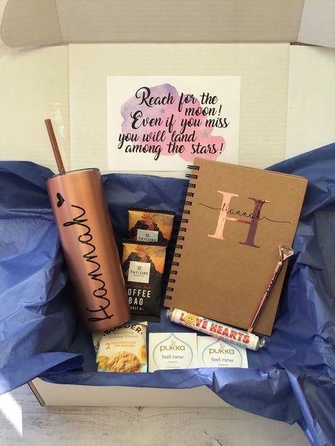 Farwell Gifts, Small Gifts For Coworkers, Personalised Tumbler, Border Biscuits, Ideas Emprendimiento, Book And Pen, Business Owner Gifts, Birthday Care Packages, Leaving Presents