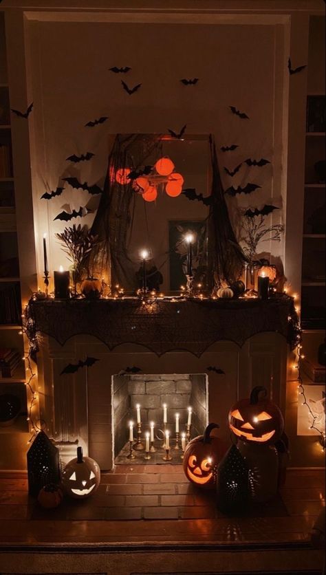 Soirée Halloween, Halloween Fireplace, Halloween Living Room, Halloween Bedroom, Casa Halloween, Halloween Mantel, Halloween Room Decor, Dekor Diy, Halloween Banner