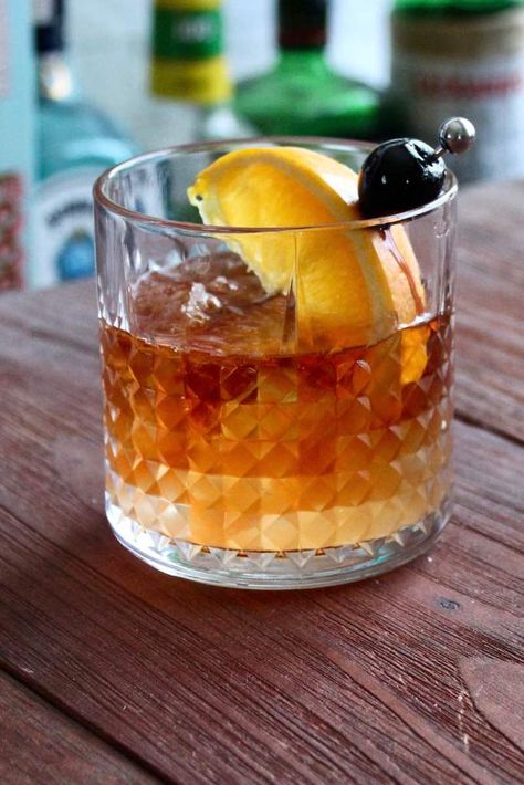 Wisconsin Old Fashioned Wisconsin Old Fashioned, Cocktail App, Soft Drinks Recipes, Hard Drinks, American Cocktails, Hot Cocktails, Old Fashioned Recipe, Soda Recipe, Shakes Drinks