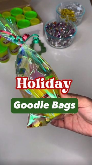 Classmate Christmas Gifts, Play Doh For Kids, Goodie Bag Ideas, School Party Favors, Christmas Goodie Bags, Green Play, Goodie Bags For Kids, Christmas Treat Bags, Holiday Activities For Kids